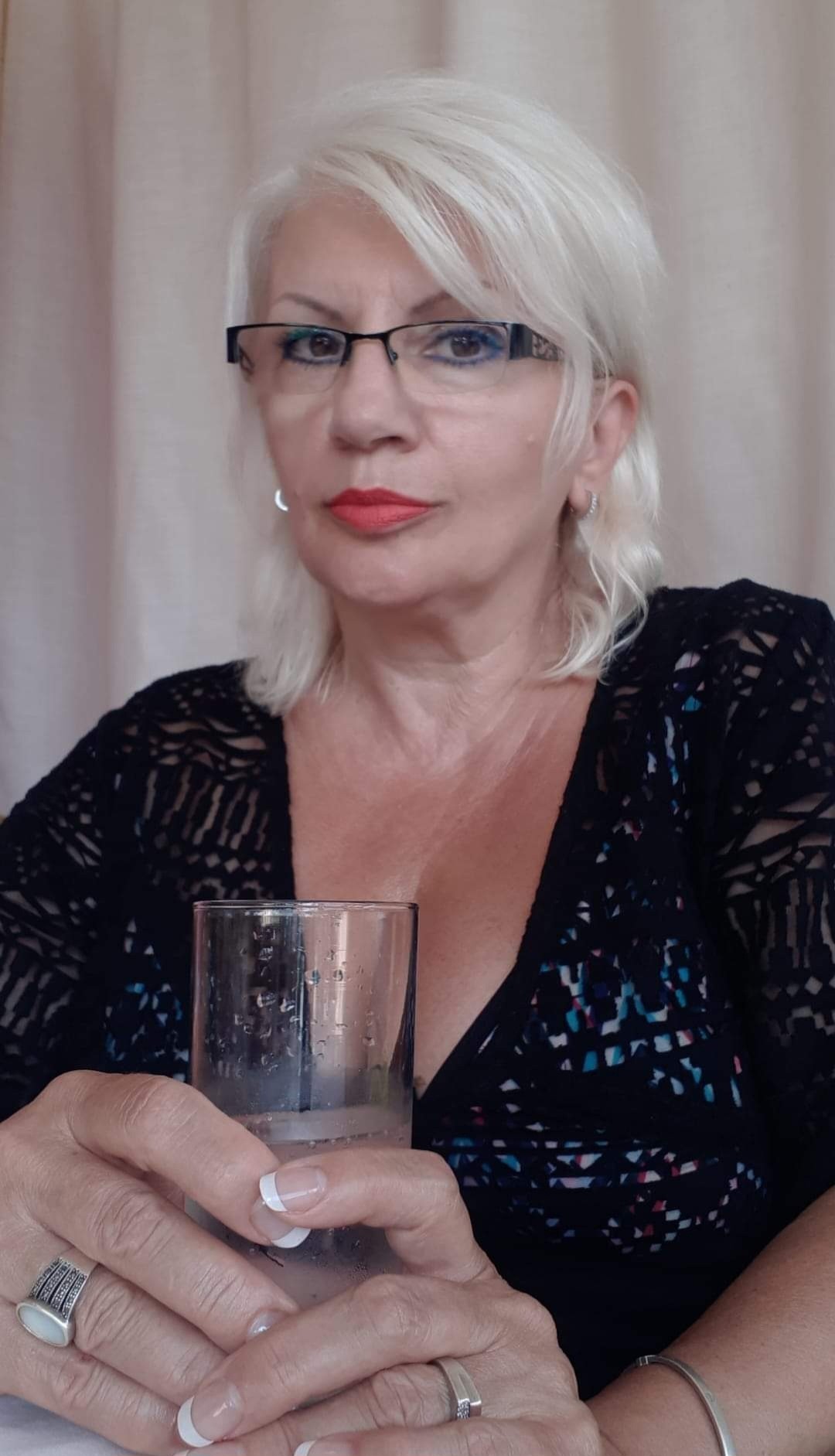 Koristim svoj šarm i duhovitost