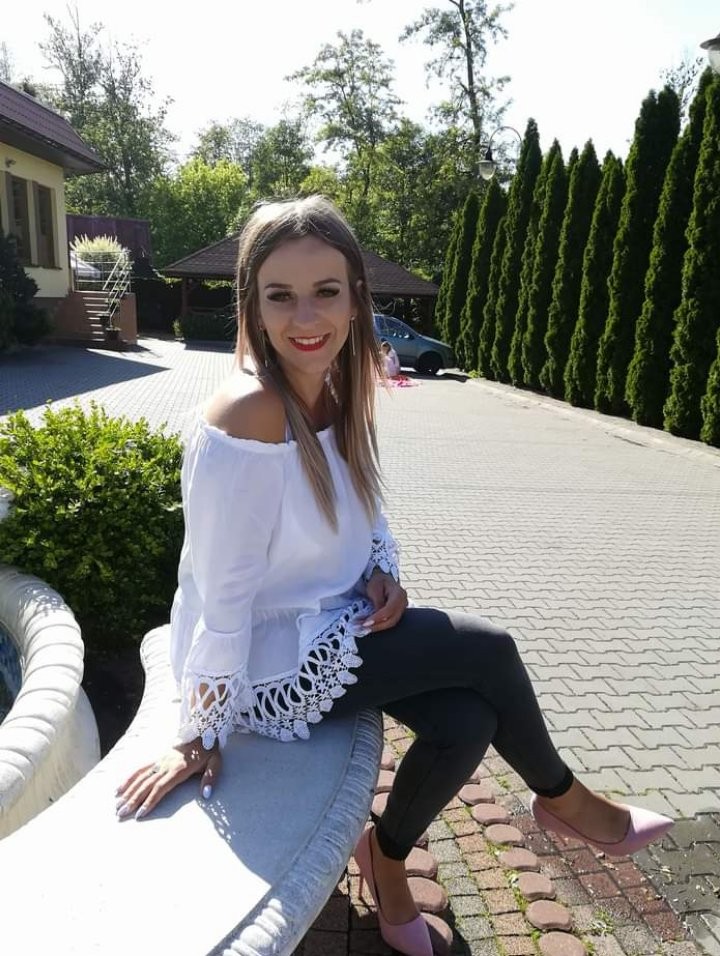 okružena prijateljima