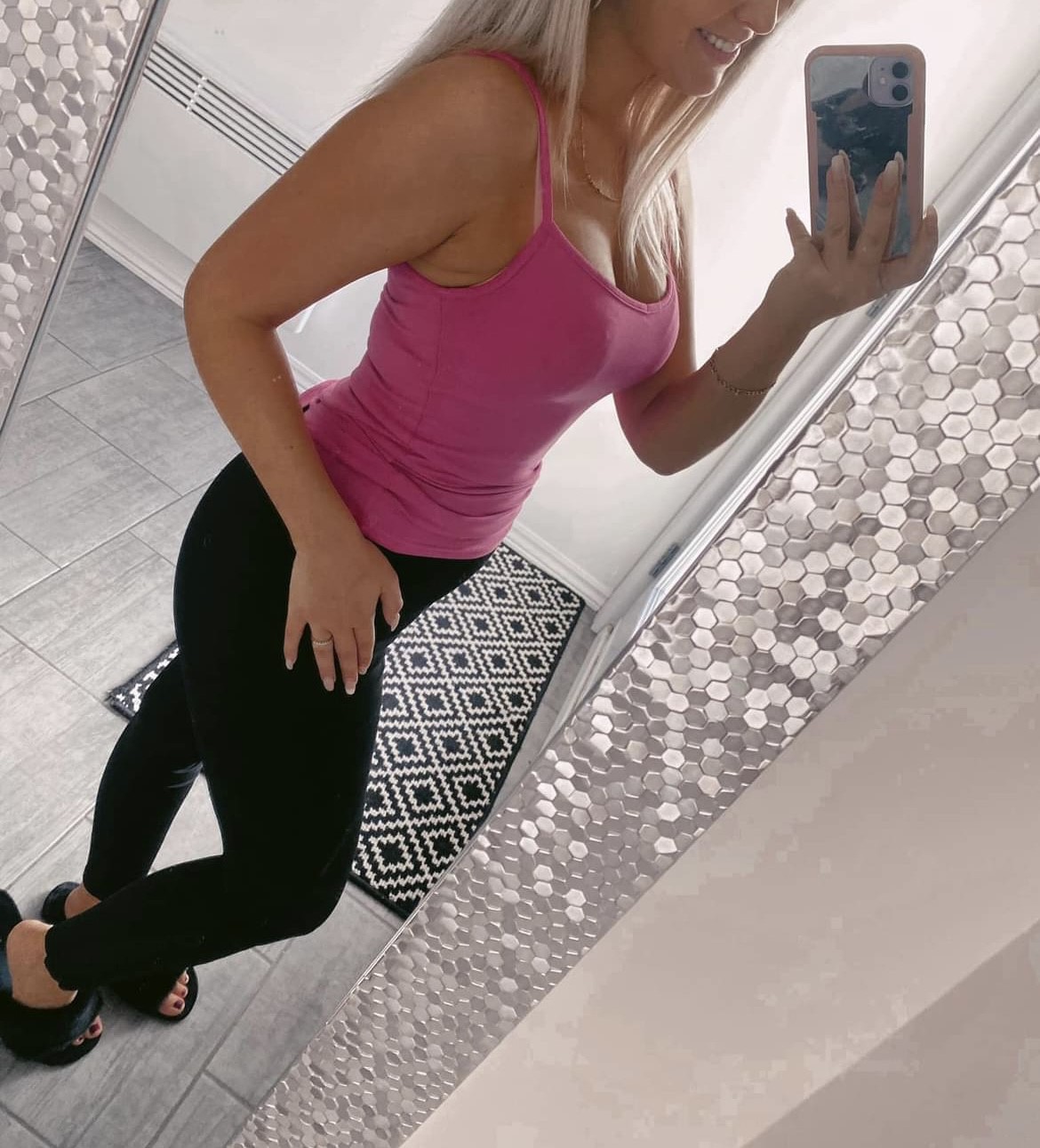 Nasmijana pjevajuća djevojka