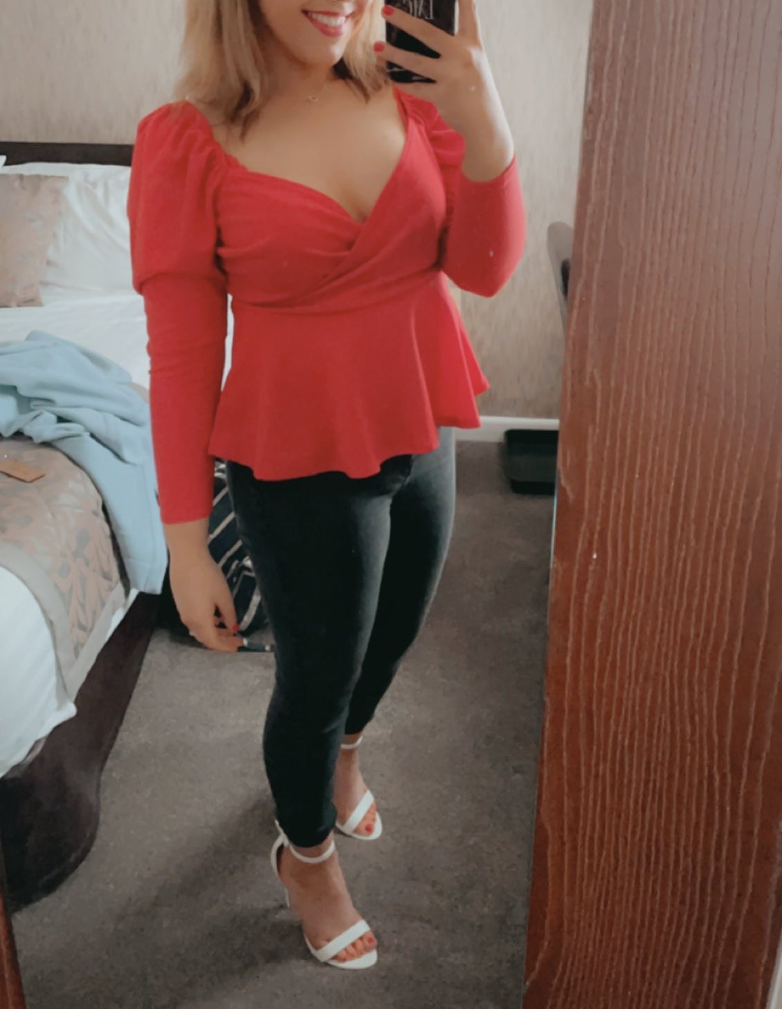 Nasmijana mama sa Dubokim Dekolteom