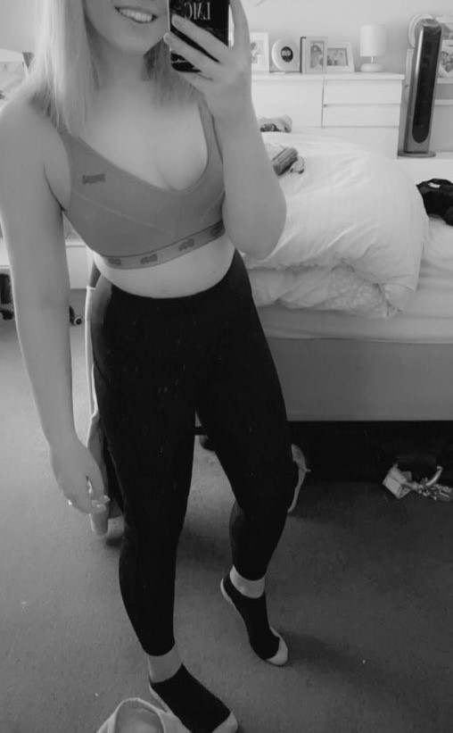 Nasmijana mama sa Dubokim Dekolteom